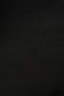 Mağazadaki rafta terlikler var.