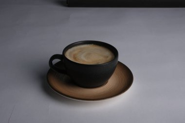 Masanın üzerinde bir fincan kahve. 