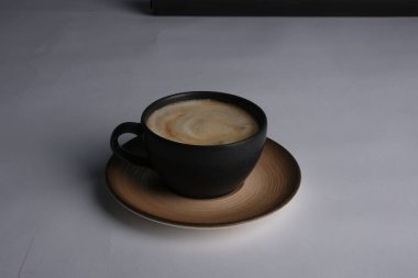 Masanın üzerinde bir fincan kahve. 