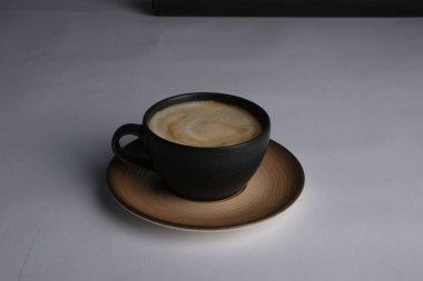 Masanın üzerinde bir fincan kahve. 