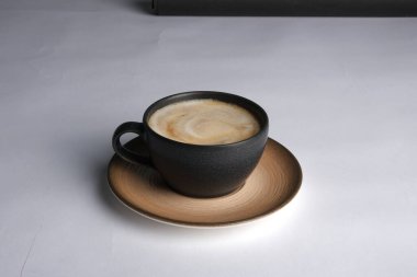 Masanın üzerinde bir fincan kahve. 