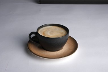 Masanın üzerinde bir fincan kahve. 