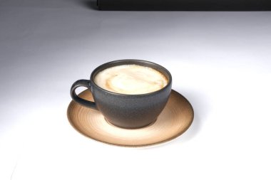 Masanın üzerinde bir fincan kahve. 