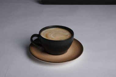 Masanın üzerinde bir fincan kahve. 