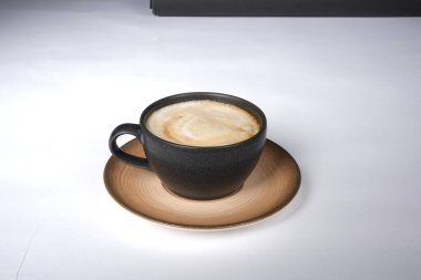 Masanın üzerinde bir fincan kahve. 