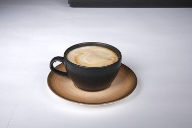 Masanın üzerinde bir fincan kahve. 