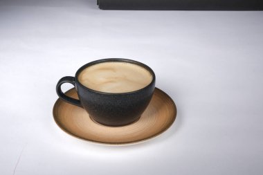 Masanın üzerinde bir fincan kahve. 