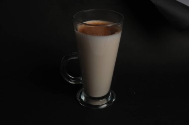 Taze kahve çekirdekleri ve sıcak kahve.