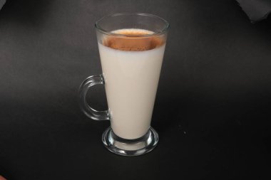 Taze kahve çekirdekleri ve sıcak kahve.