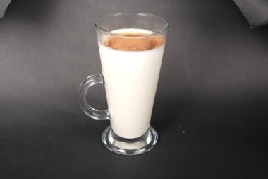 Taze kahve çekirdekleri ve sıcak kahve.