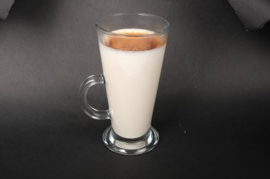 Taze kahve çekirdekleri ve sıcak kahve.