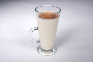 Taze kahve çekirdekleri ve sıcak kahve.