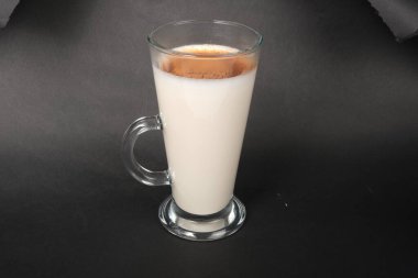 Taze kahve çekirdekleri ve sıcak kahve.