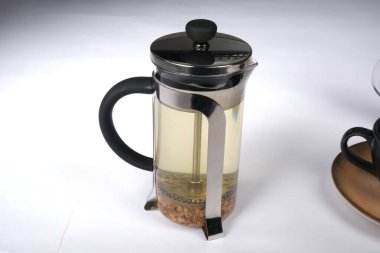 Masaya bir fincan bitki çayı.