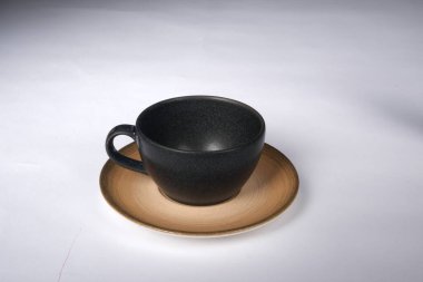 Masaya bir fincan bitki çayı.