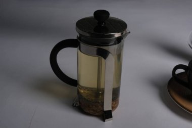 Masaya bir fincan bitki çayı.