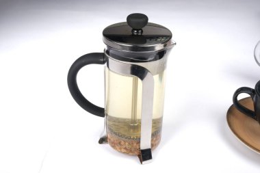 Masaya bir fincan bitki çayı.