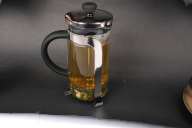 Masaya bir fincan bitki çayı.