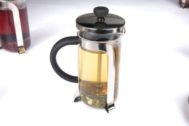 Masaya bir fincan bitki çayı.