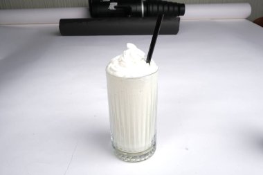 Yaz renkli meyve suyu ya da dondurulmuş meyve suyu. Sağlıklı, detoks içeceği konsepti.