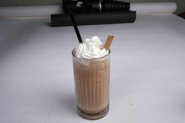 Yaz renkli meyve suyu ya da dondurulmuş meyve suyu. Sağlıklı, detoks içeceği konsepti.