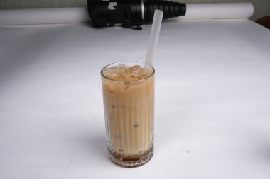 Yaz renkli meyve suyu ya da dondurulmuş meyve suyu. Sağlıklı, detoks içeceği konsepti.