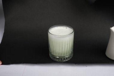 Türk Ayran içmek veya Kefir / ayran yoğurt ile yapılan.