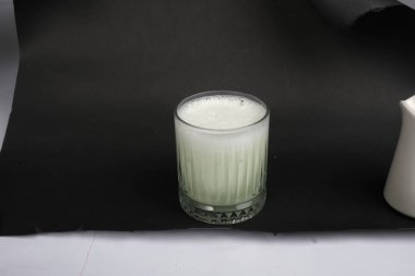 Türk Ayran içmek veya Kefir / ayran yoğurt ile yapılan.