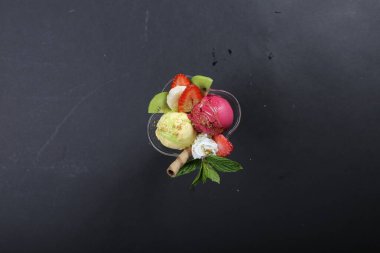 Izgara et, sebze ve sos ile nefis bir burger. Fast food ve abur cubur kavramı.