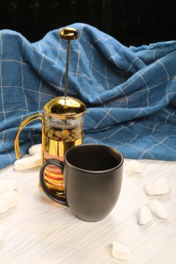 Masanın üzerinde bir fincan kahve. 