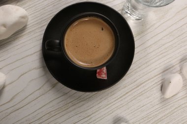 Masanın üzerinde bir fincan kahve. 