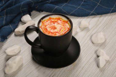 Masanın üzerinde bir fincan kahve. 