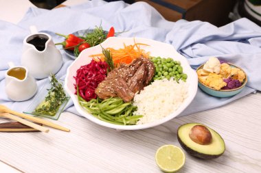 Taze lezzetli salata kasesi.