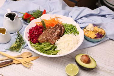 Taze lezzetli salata kasesi.