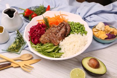 Taze lezzetli salata kasesi.