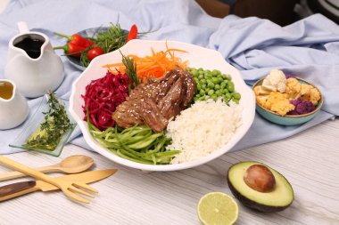 Taze lezzetli salata kasesi.