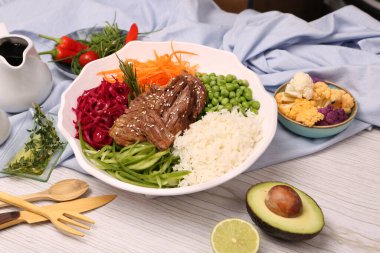 Taze lezzetli salata kasesi.