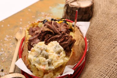 Peynir, sosis, zeytin, biber ve Mısır ile pişmiş kumpir patates dolması