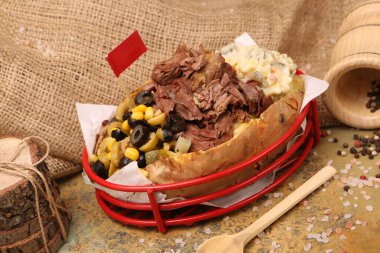 Peynir, sosis, zeytin, biber ve Mısır ile pişmiş kumpir patates dolması