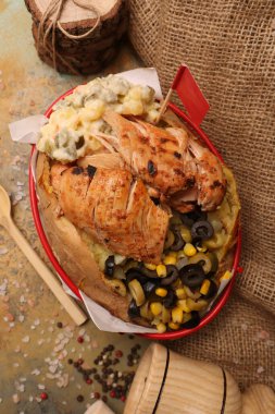 Peynir, sosis, zeytin, biber ve Mısır ile pişmiş kumpir patates dolması