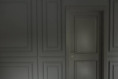 Mağazadaki rafta duran ev eşyaları