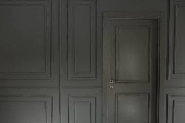 Mağazadaki rafta duran ev eşyaları