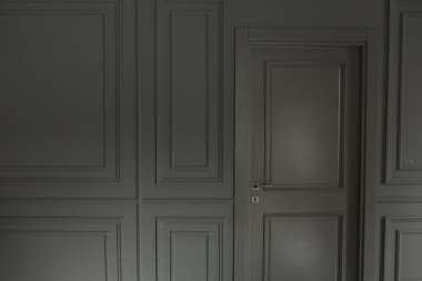 Mağazadaki rafta duran ev eşyaları