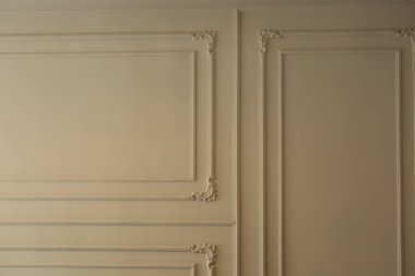 Mağazadaki rafta duran ev eşyaları