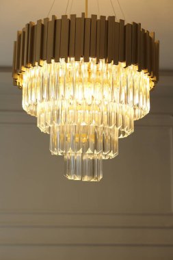 Mağazadaki rafta duran ev eşyaları