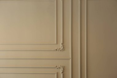 Mağazadaki rafta duran ev eşyaları