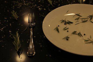 Mağazadaki rafta duran ev eşyaları