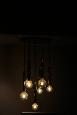 Mağazadaki rafta duran ev eşyaları