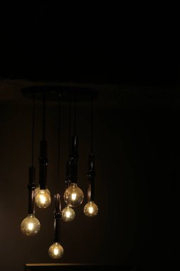 Mağazadaki rafta duran ev eşyaları