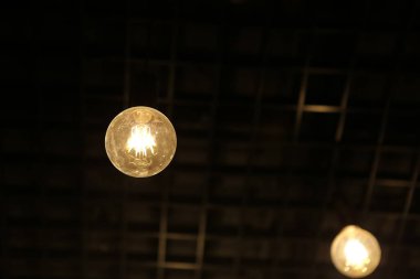 Mağazadaki rafta duran ev eşyaları